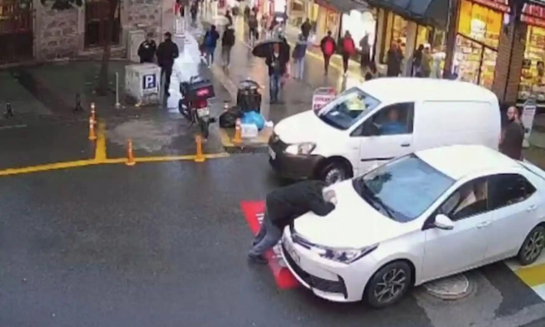 duran arabaya çarpma