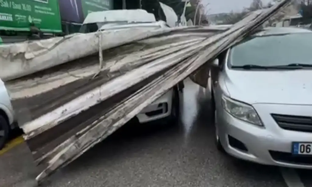 üzerine demir düşen araba