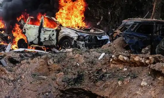 alevler içinde araba