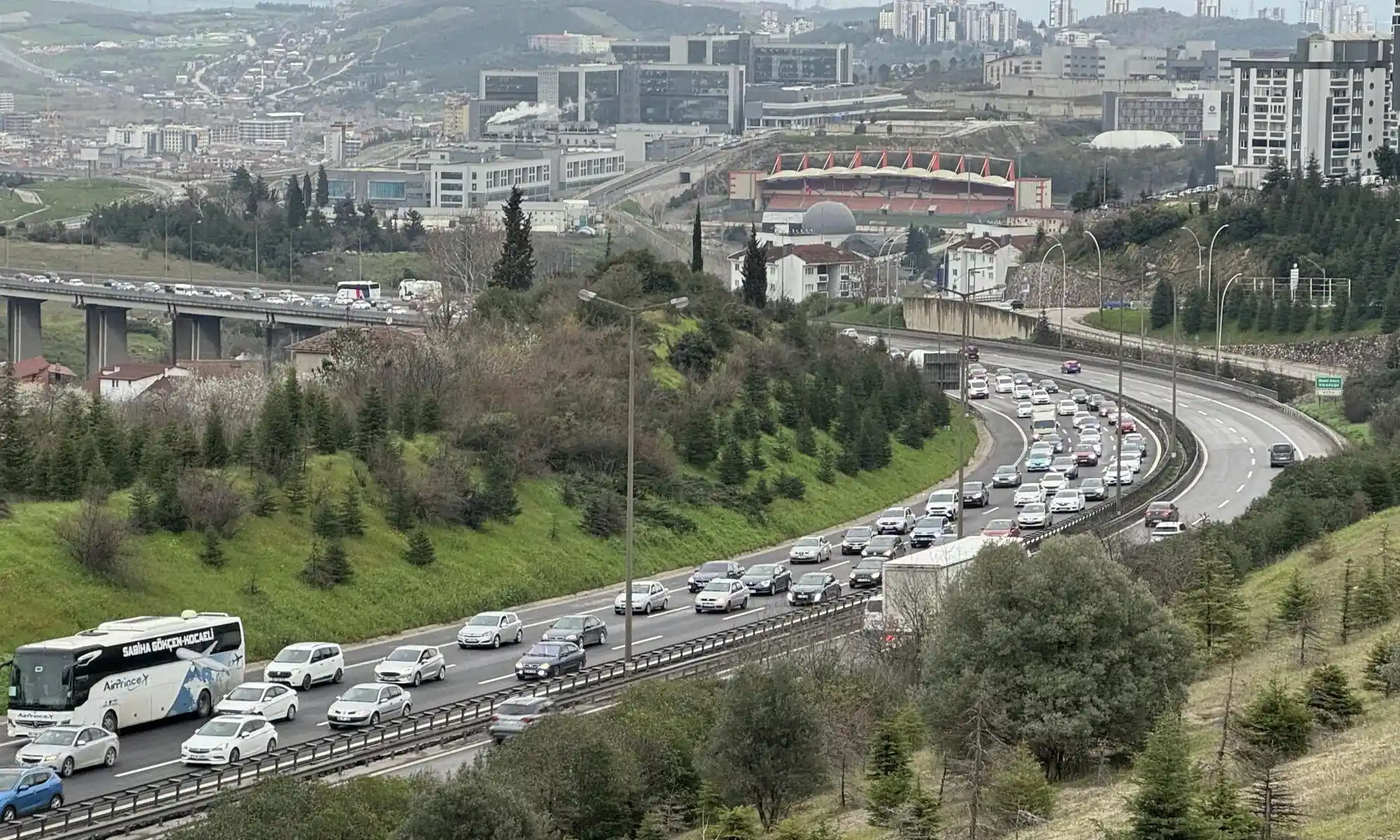 yolda çok sayıda arabalar