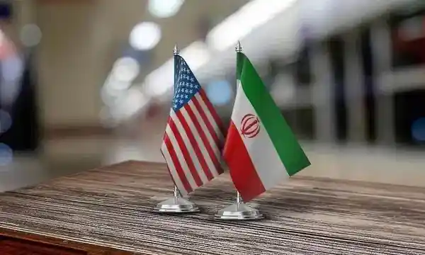 masanın üstünde bayraklar