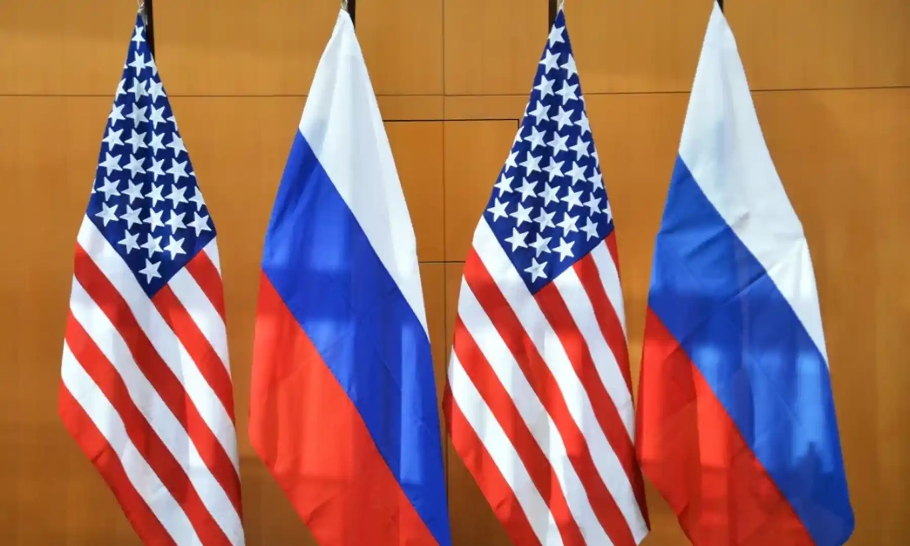 Amerikan ve Rus bayrakları