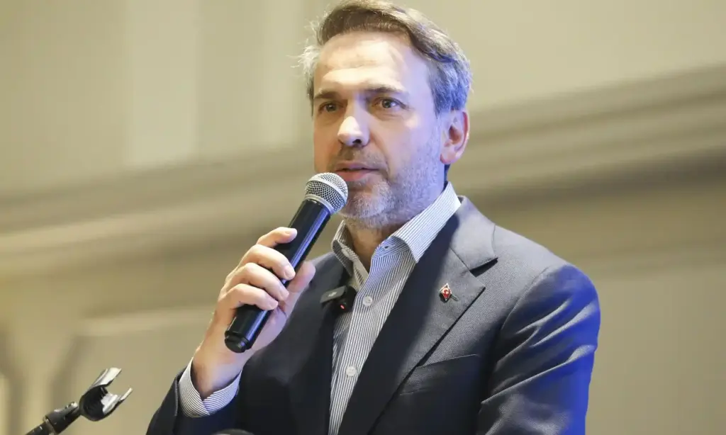 Alparslan Bayraktar elinde mikrofon ile