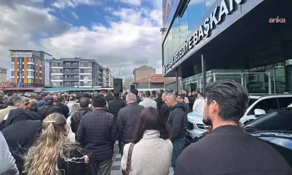 Uşak Belediye Başkanlığı binası önünde insanlar