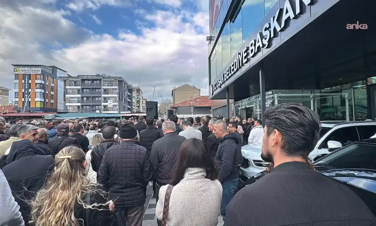 Uşak Belediye Başkanlığı binası önünde insanlar
