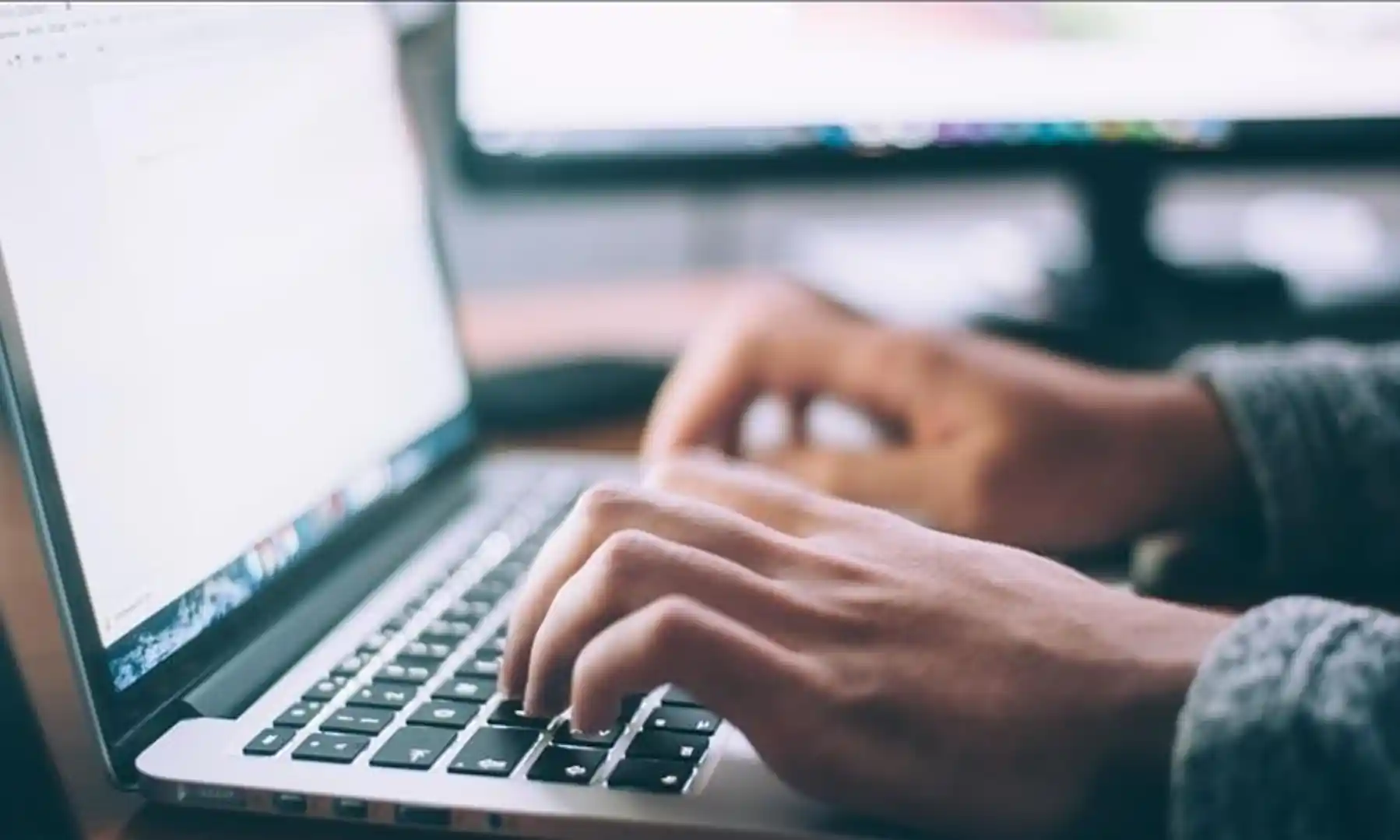 diz üstü bilgisayar kullanılırken