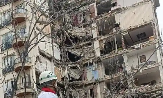 saldırı sonrası bina enkazı