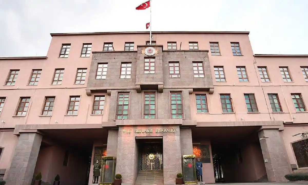 Millî Savunma Bakanlığı binası önü