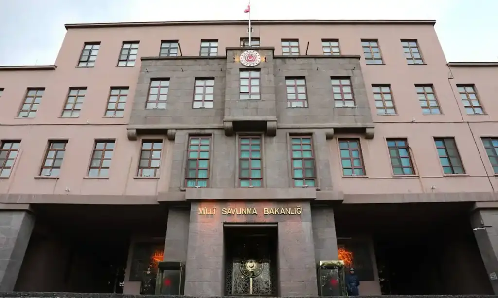 Millî Savunma Bakanlığı binası önü