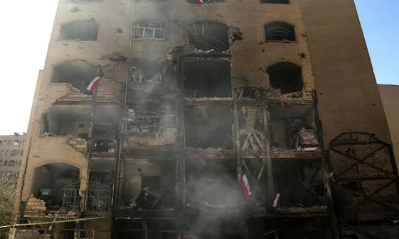 duman içinde bir bina