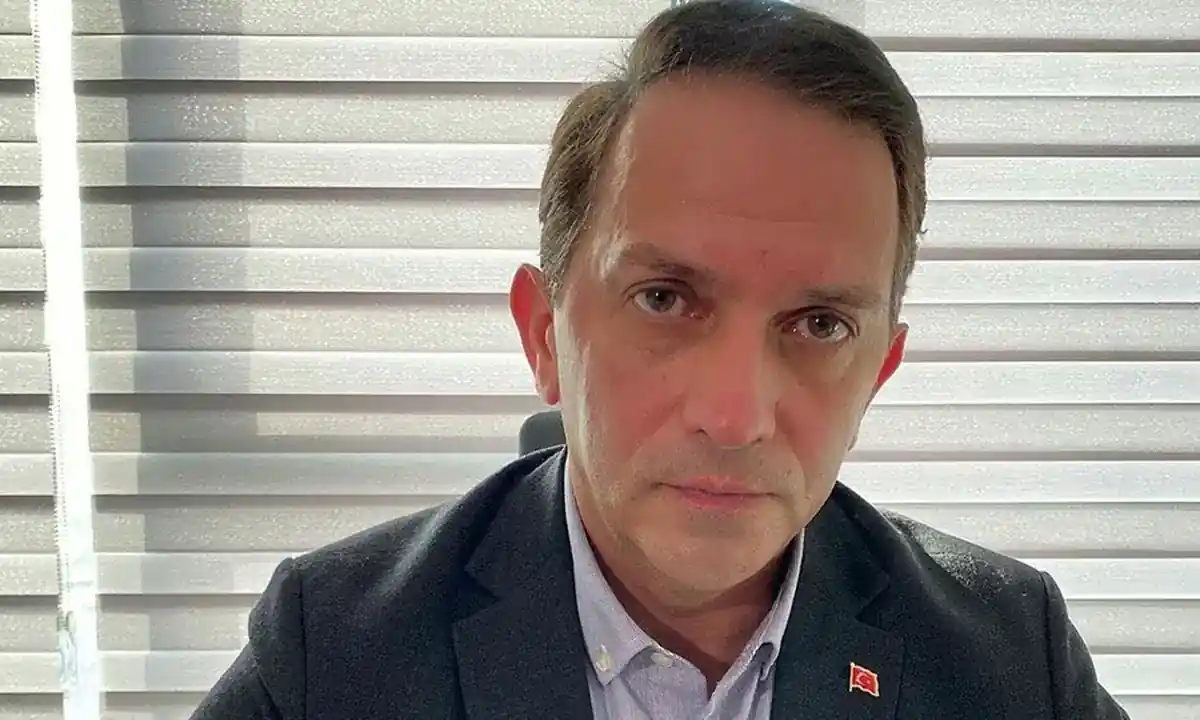 Mücahit Birinci rozetle