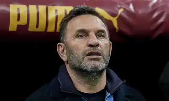 Okan Buruk arkasında sponsorla