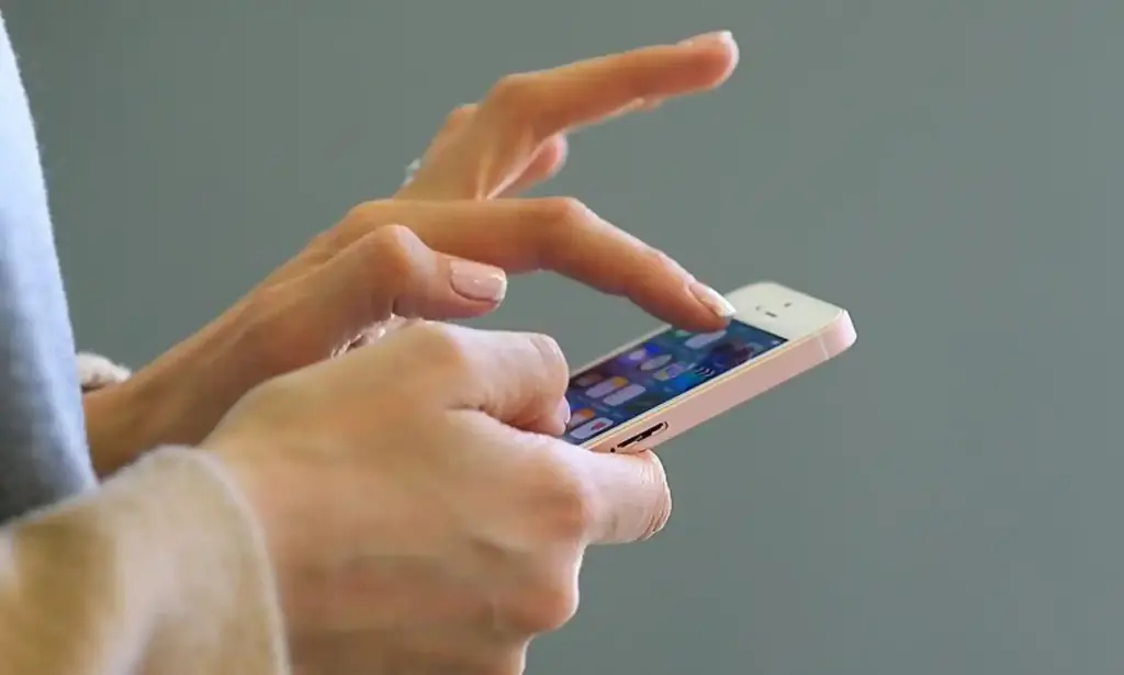 kadının elinde cep telefonu