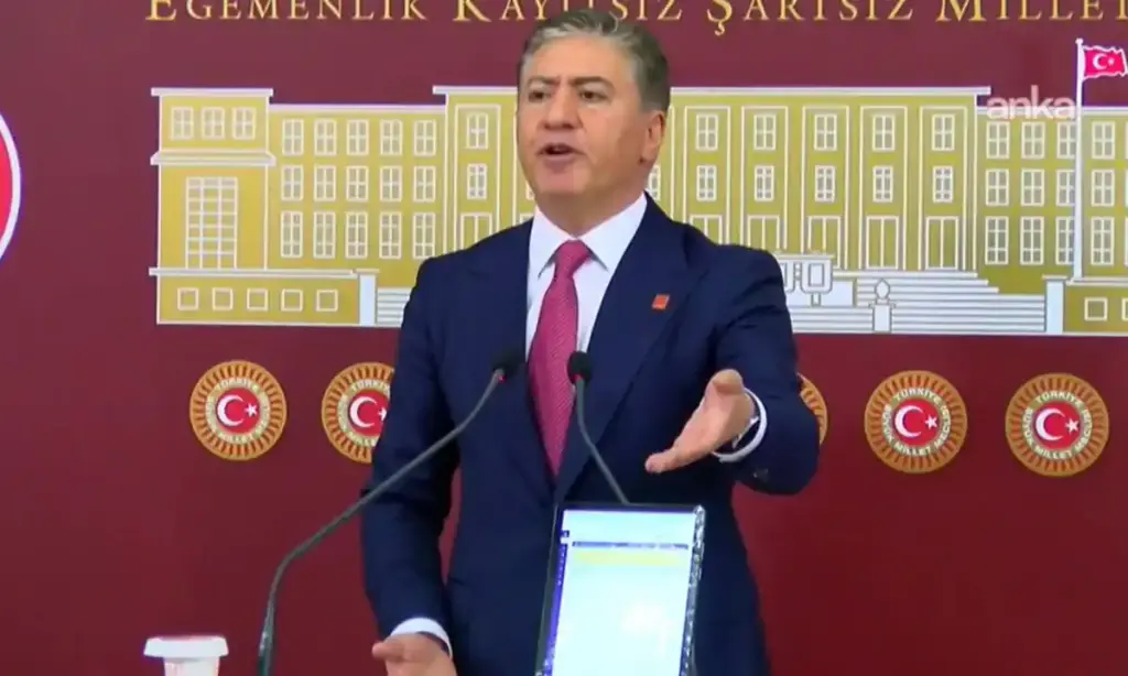 Murat Emir önünde tabletle