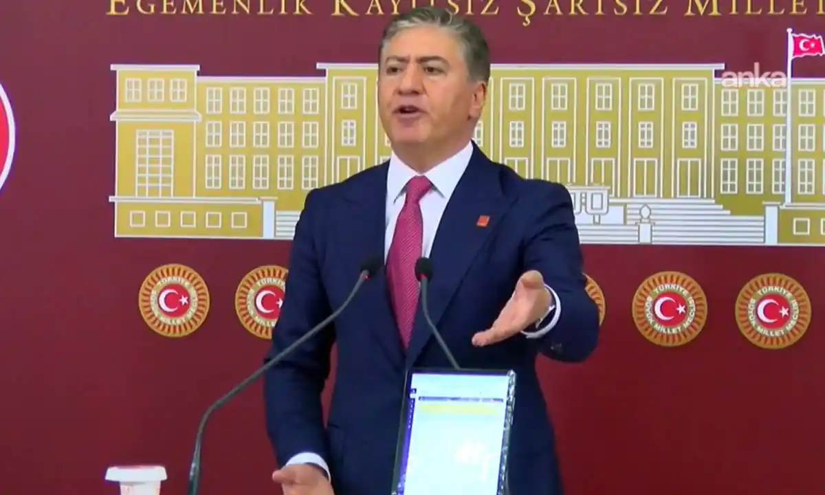 Murat Emir önünde tabletle