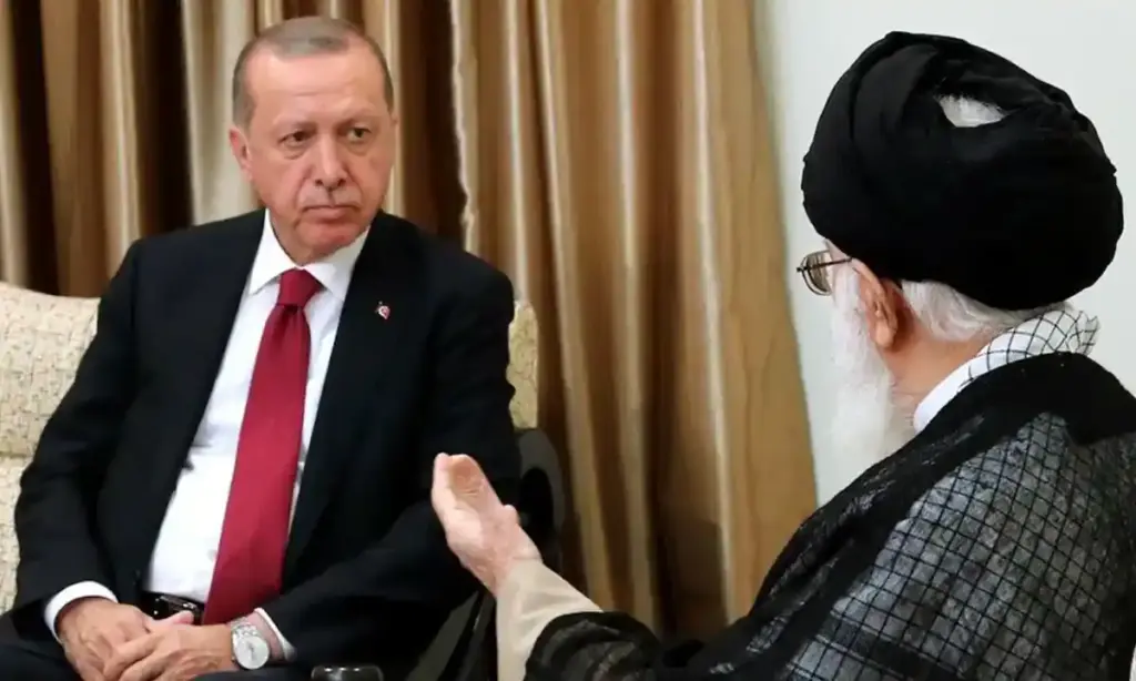 Tayyip Erdoğan dinlerken