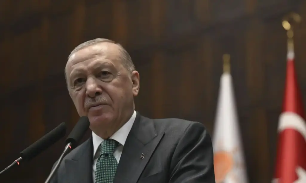 Tayyip Erdoğan mikrofonların başındayken