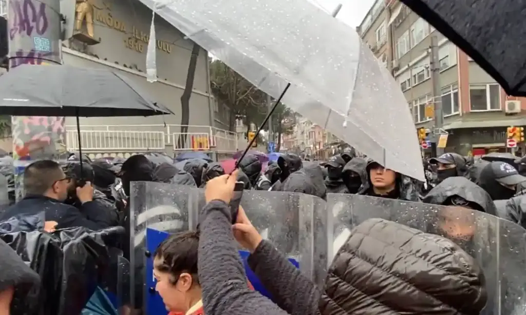 Kadıköy'de eylemciler yağmur altında