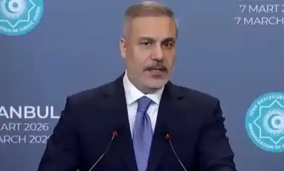 bakan Fidan mikrofon başındayken