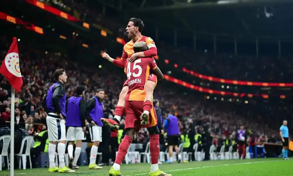 Galatasaraylı futbolcular sevinirken