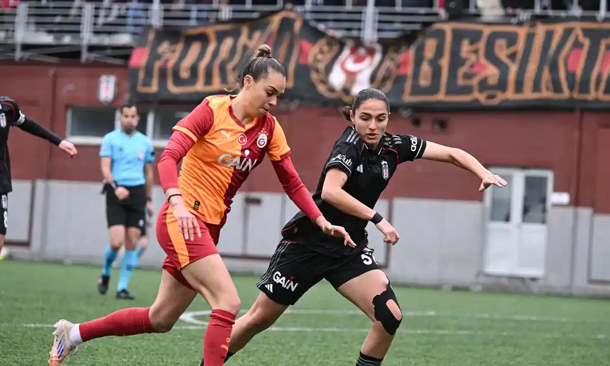 kadın futbolcular maçtayken