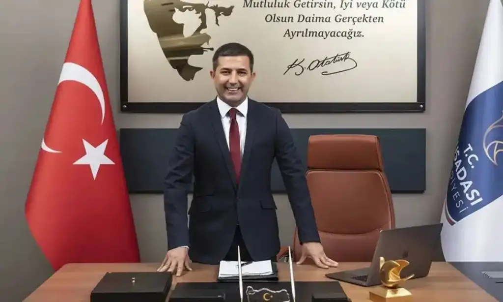 Ömer Günel makamındayken