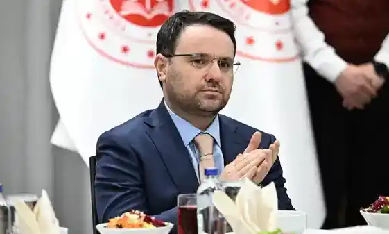 Akın Gürlek alkışlarken