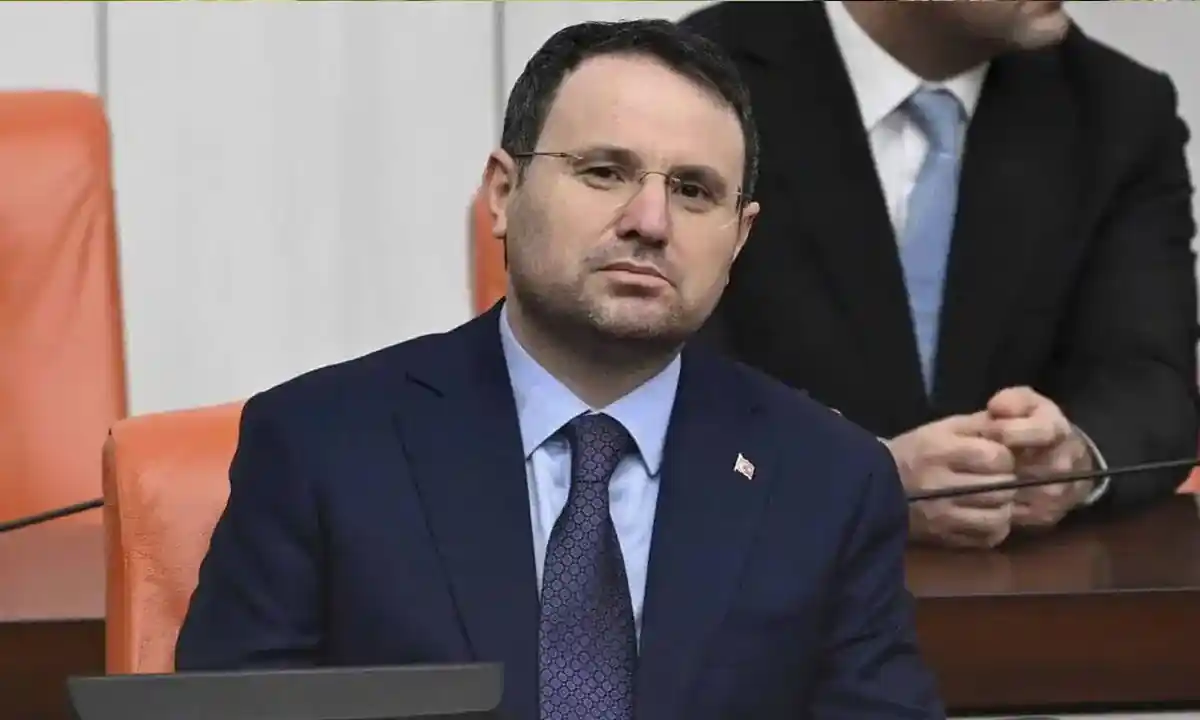 Akın Gürlek takım elbiseyle