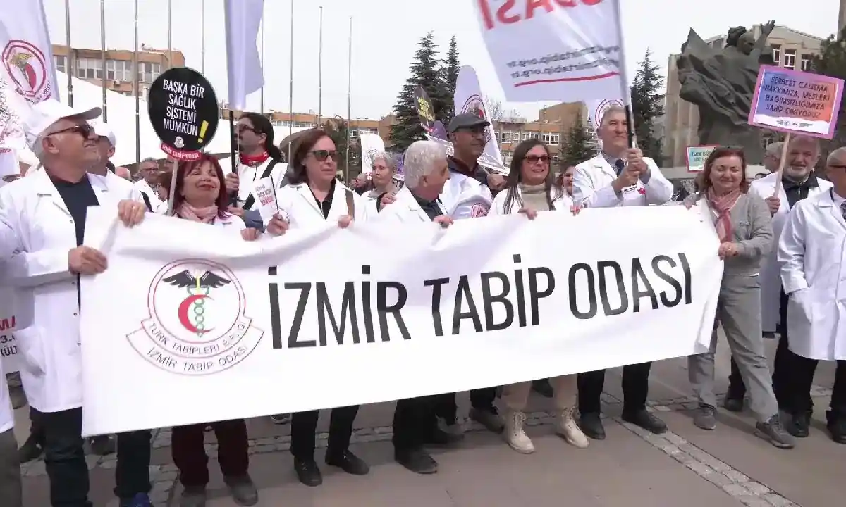 yürüyüş yapan hekimler pankartla