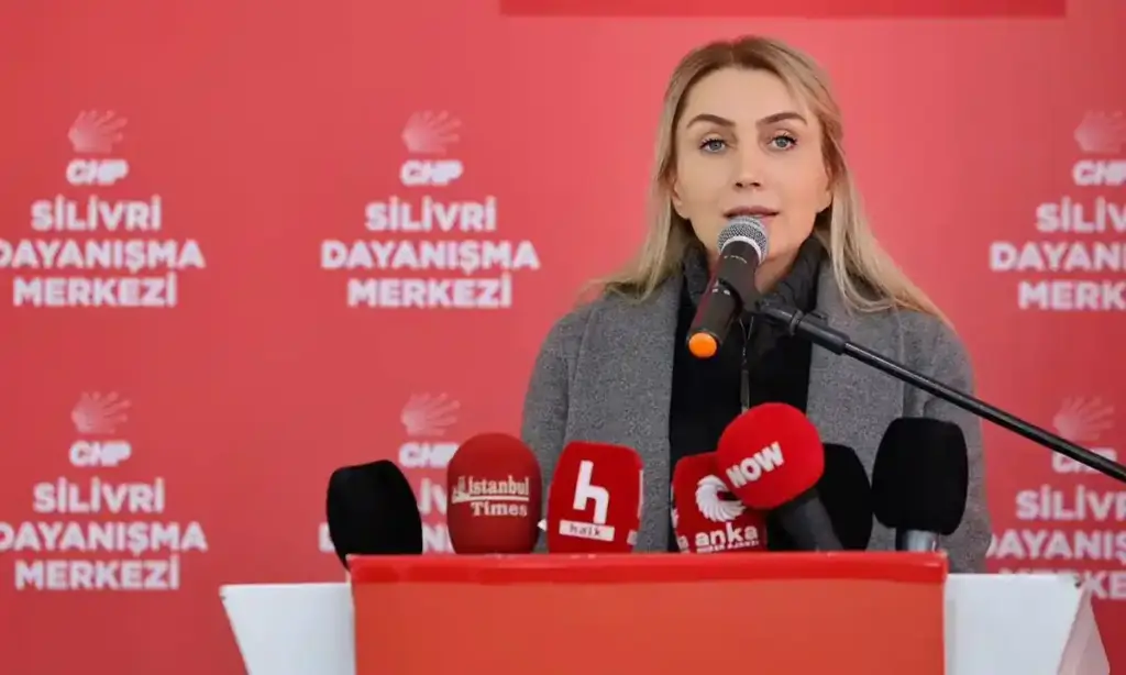 Dilek İmamoğlu kürsüdeyken