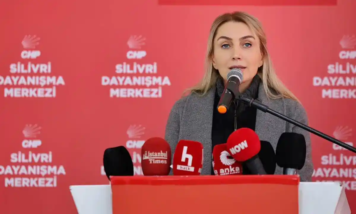 Dilek İmamoğlu kürsüdeyken