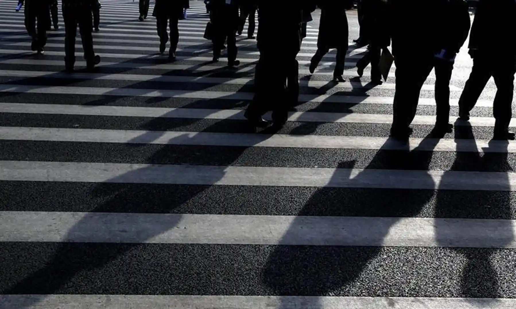 yaya geçidinde insanlar gölgeleriyle