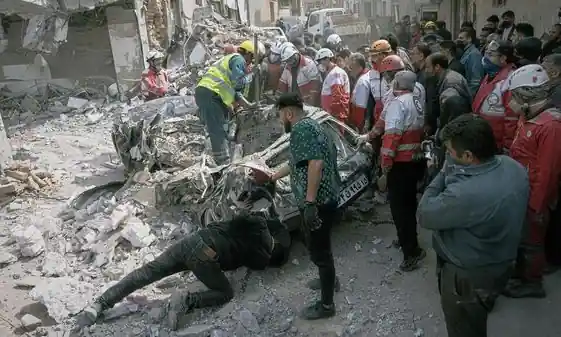 enkaz etrafında insanlar