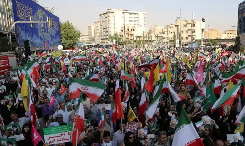 İranlılar bayraklarla