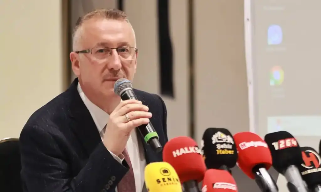 Mutlu Işıksu elinde mikrofonla