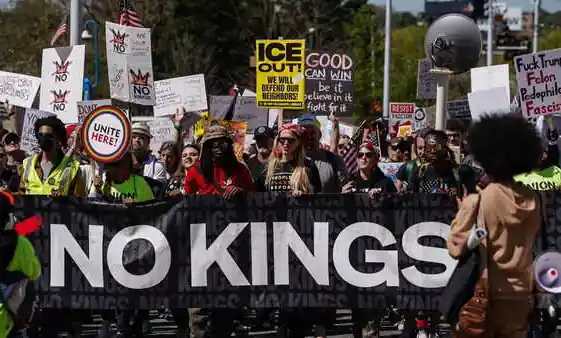 krallara hayır pankartı