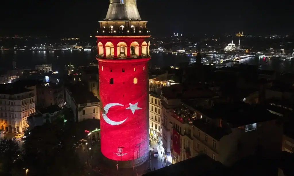 Galata Kulesi Türk bayrağına sarılı