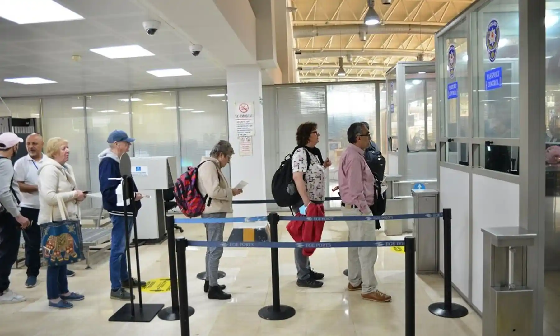 vize için kuyrukta bekleyen insanlar