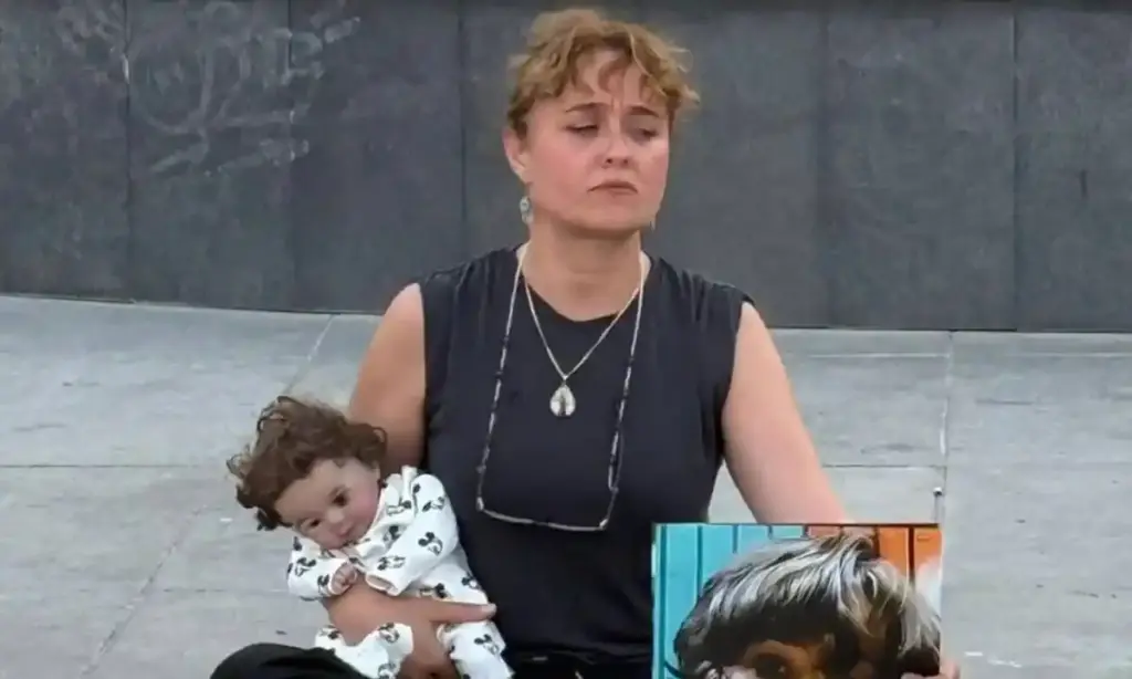 Yasemin Minguzzi oyuncak bebekle