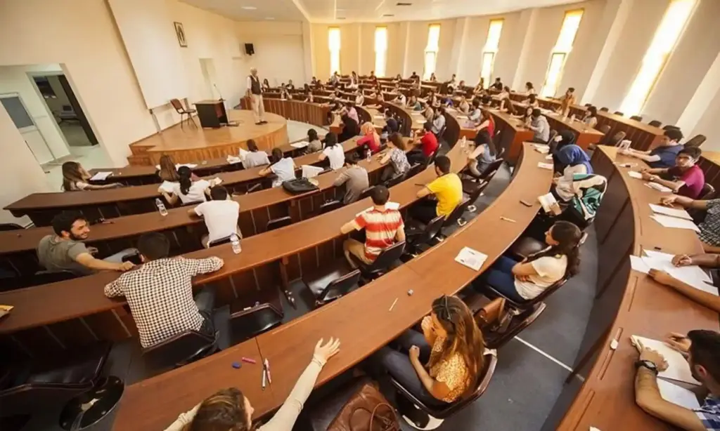 oval sınıfta öğrenciler