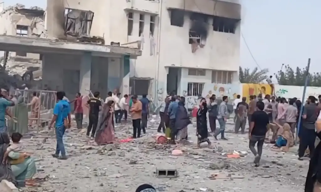 yıkılmış okul çevresinde insanlar