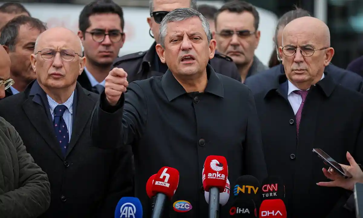 Özgür Özel mikrofonların başındayken