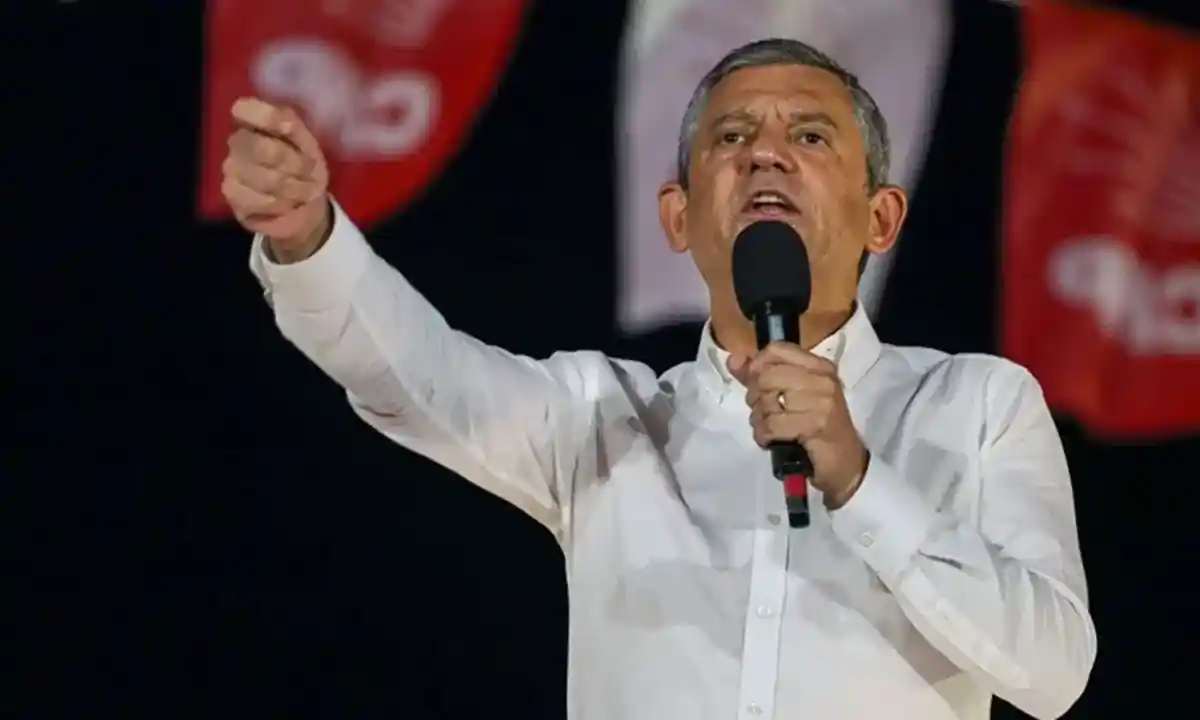 Özgür Özel mikrofonla