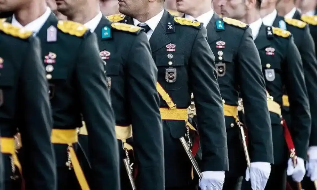 teğmenler selam dururken