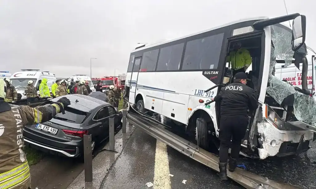 hurdaya dönen servis aracı