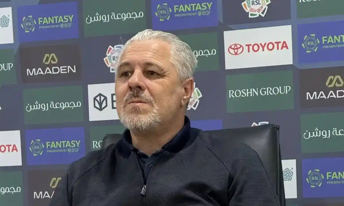 Marius Sumudica arkasında sponsorlarla