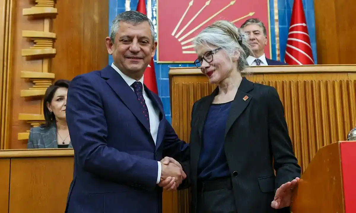 Emine Ülker Tarhan tokalaşırken