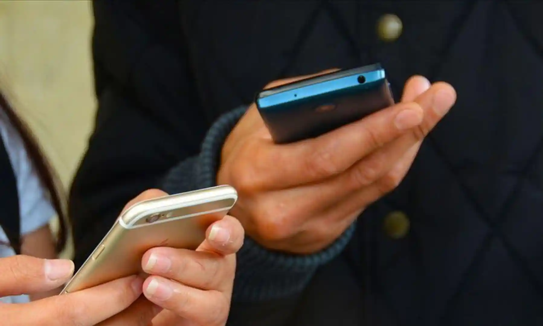 cep telefonlarını tutan eller