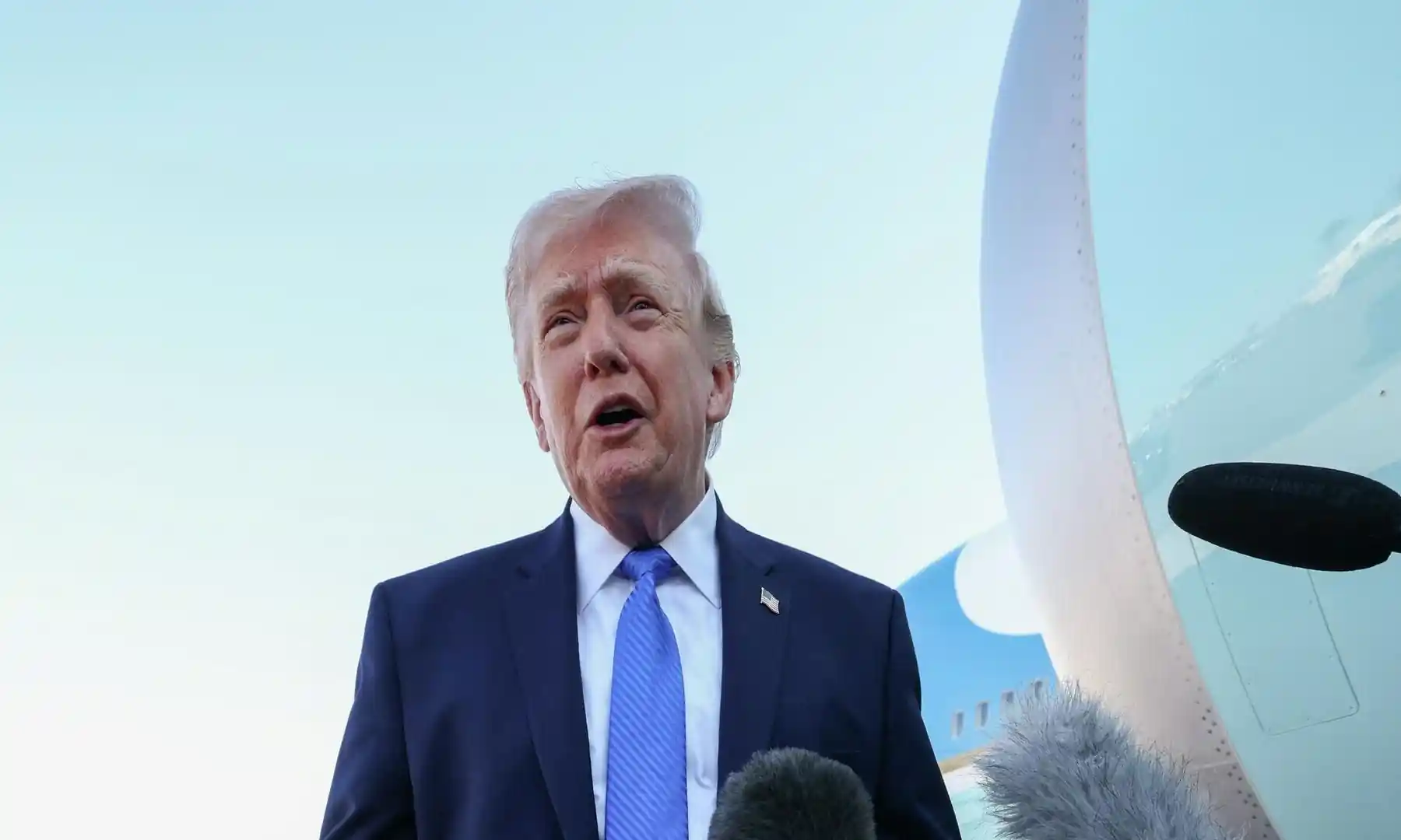 Donald Trump açıklama yaparken