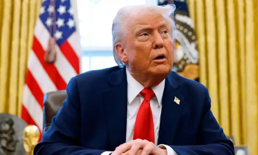 Donald Trump arkasında bayrakla